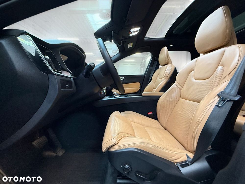 Volvo XC 60 B4 D AWD Plus Dark - 23