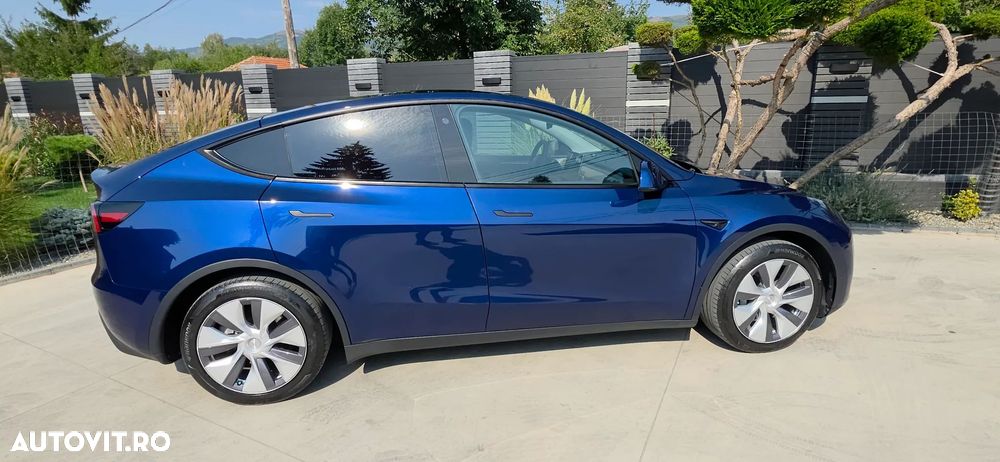 Tesla Model Y - 8