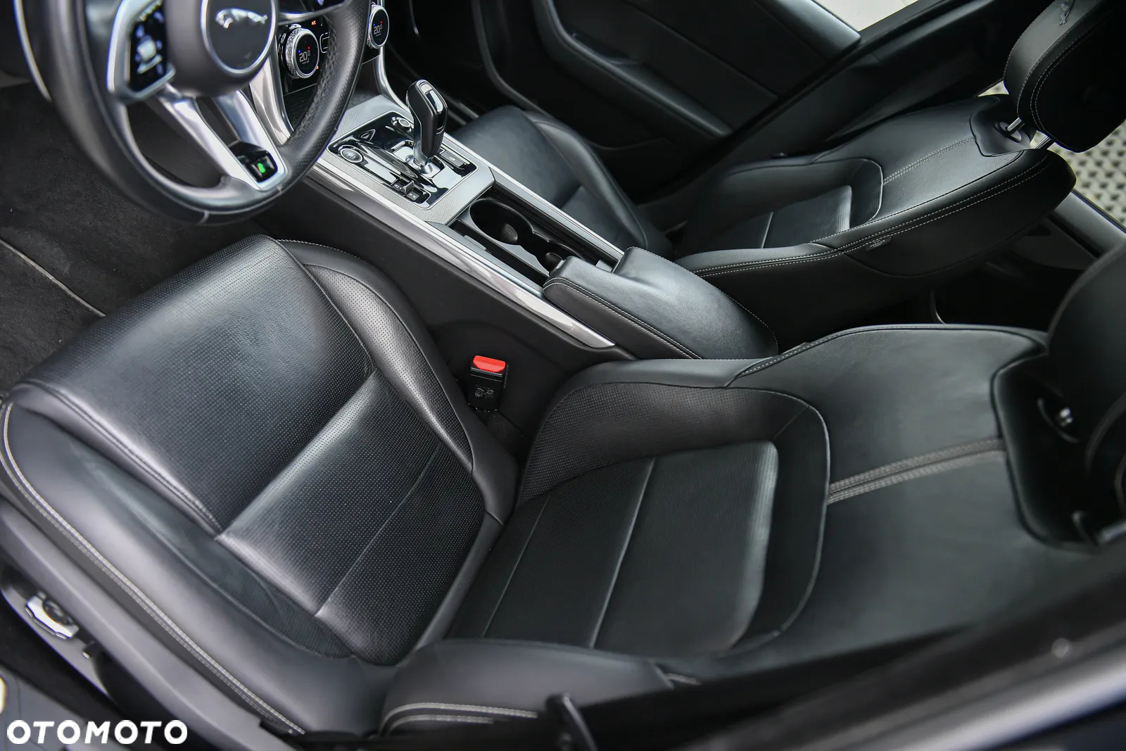 Jaguar XE 2.0 D180 R-Dynamic S - 15