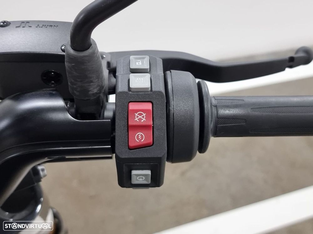 BMW CE 02 Cosmicblack - 12