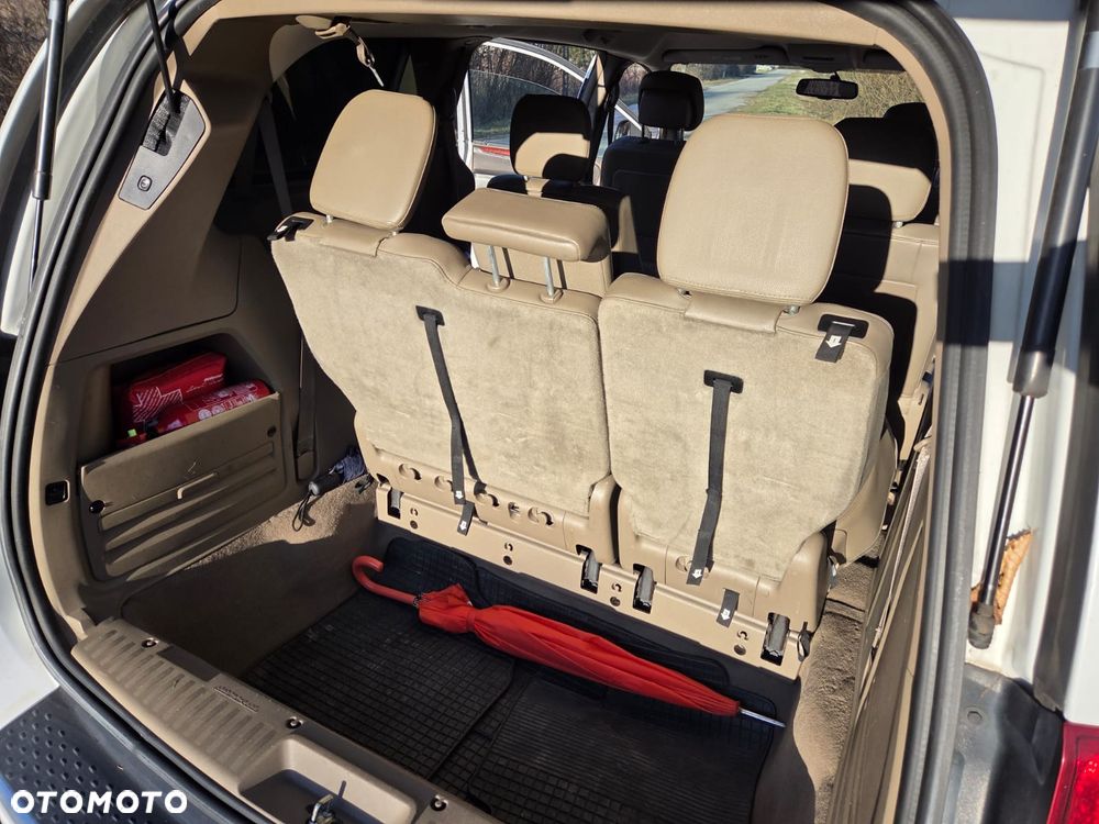 Chrysler Town & Country - 9