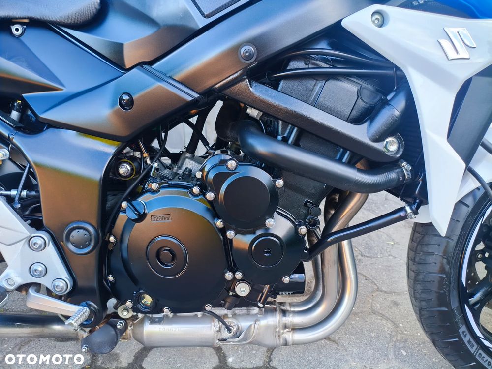 Suzuki GSR - 6