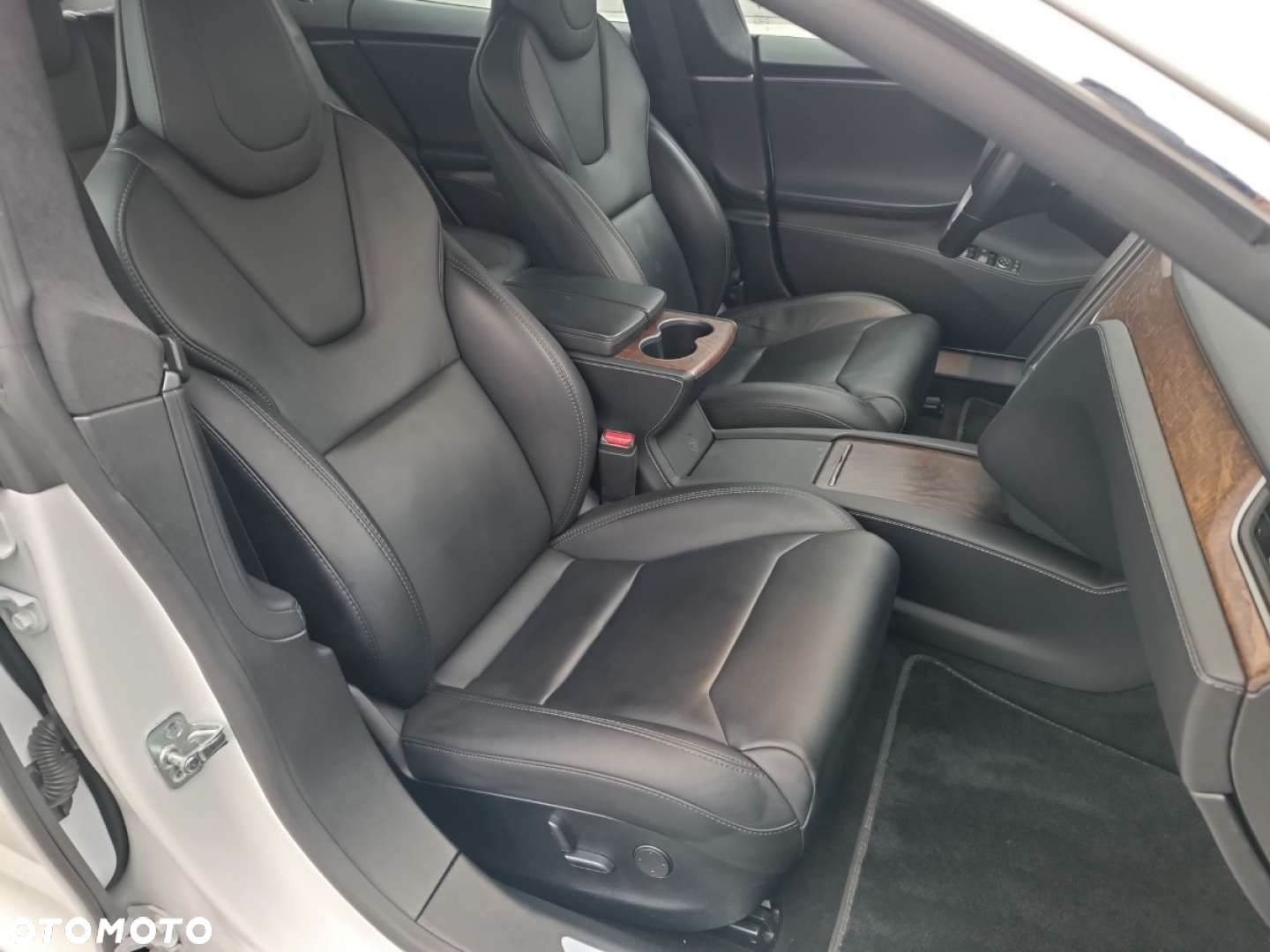 Tesla Model S - 34
