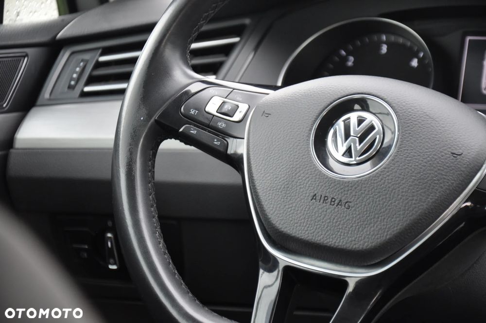 Volkswagen Passat 2.0 TDI SCR Comfortline - 32