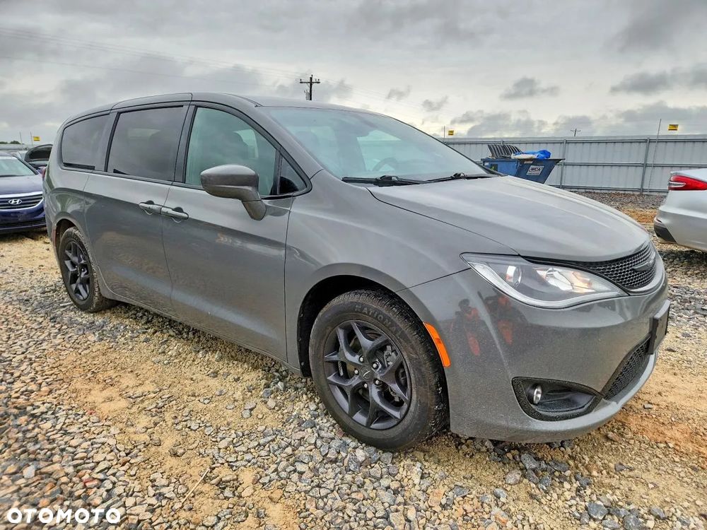 Chrysler Pacifica - 2