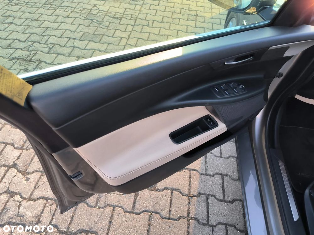 Jaguar XE 2.0 T Prestige - 31