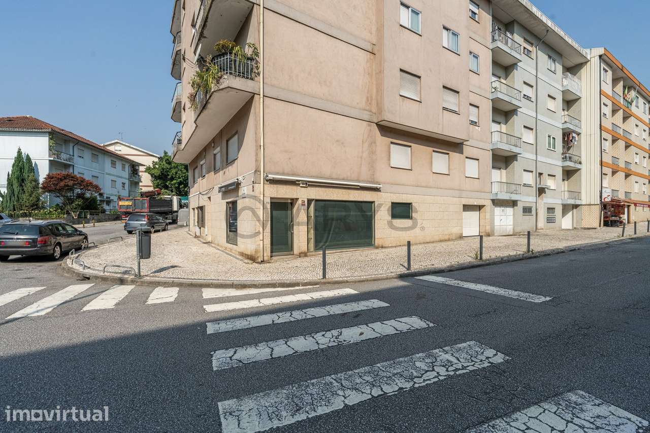 Excelente loja com 90 m² de área bruta, localizada em São Vitor, um... - Grande imagem: 2/24