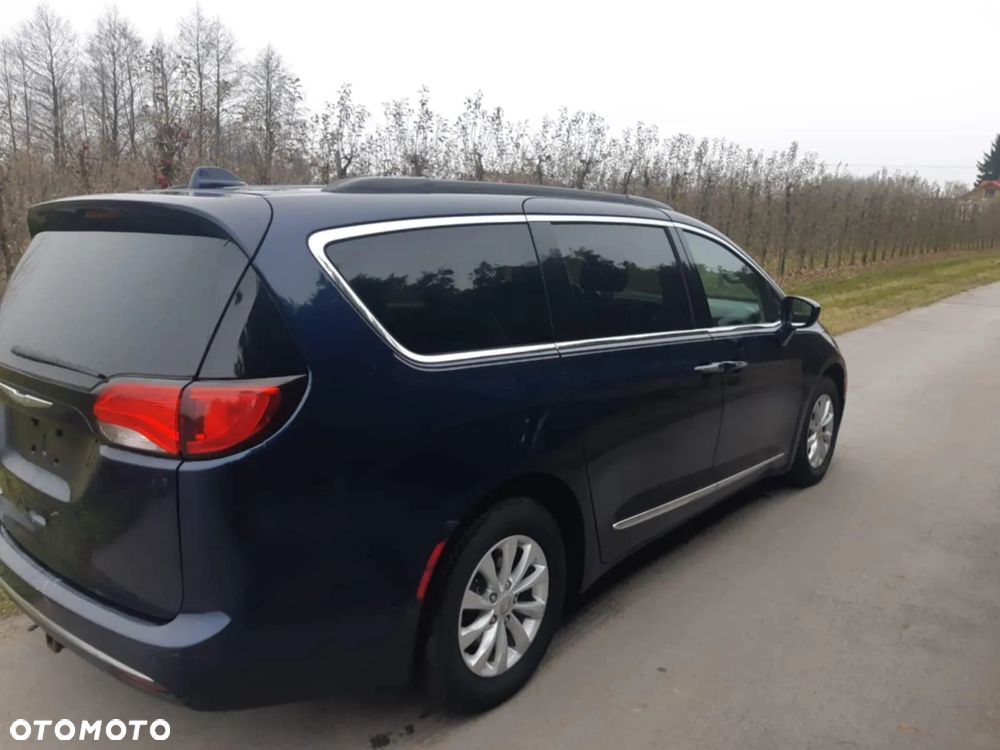 Chrysler Pacifica - 8