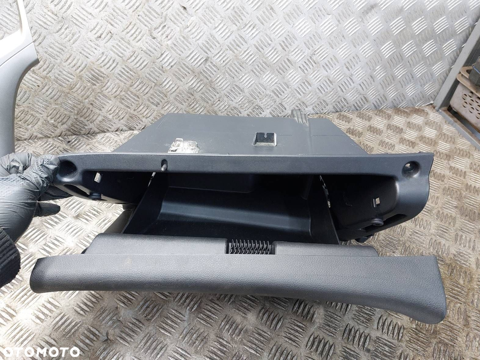 SCHOWEK PASAŻERA + RAMKA ŚRODKOWA KOKPITU ASTRA J EU 13262607 13257562 - 5
