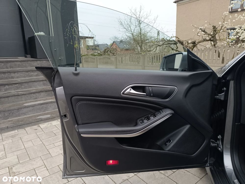 Mercedes-Benz CLA 200 7G-DCT UrbanStyle Edition - 14