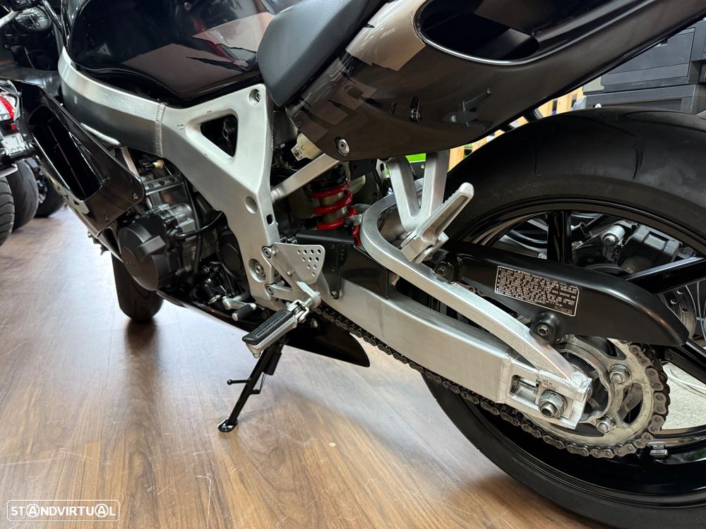 Honda CBR 900 RR - 12