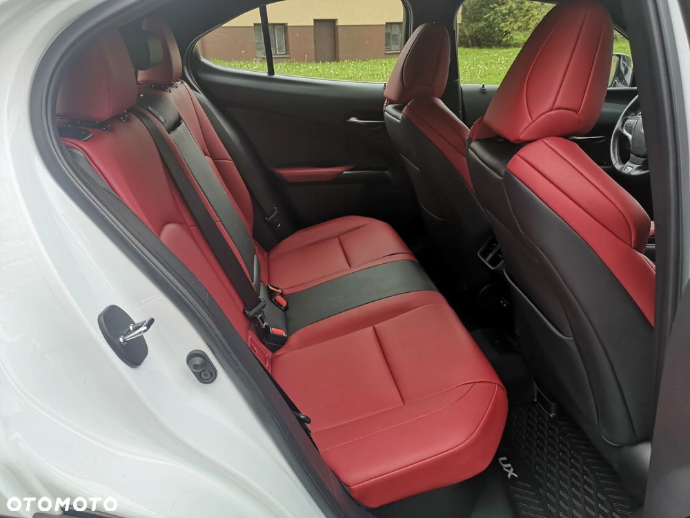 Lexus UX - 12