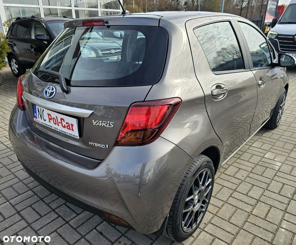 Toyota Yaris Hybrid 100 Business Edition - 11