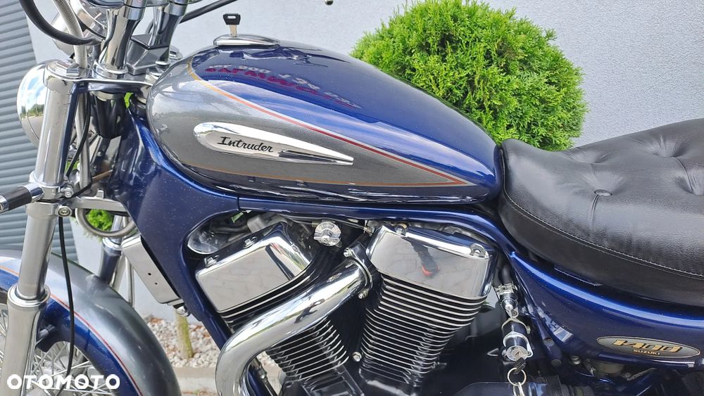 Suzuki Intruder - 32