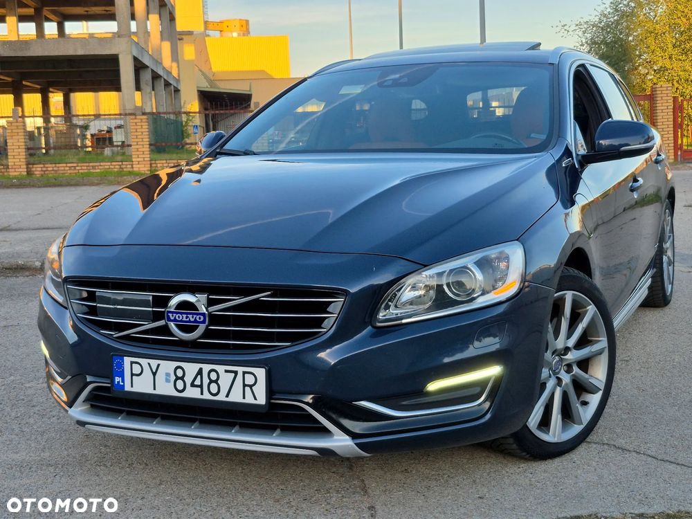 Volvo V60 D6 AWD Plug-in Hybrid R-Design Momentum - 2