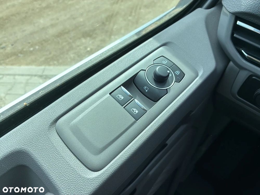 Volkswagen Caravelle - 36