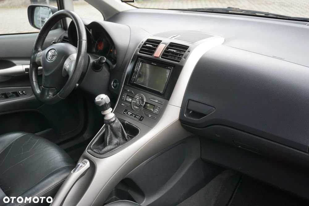 Toyota Auris 2.2 D-4D D-CAT - 17