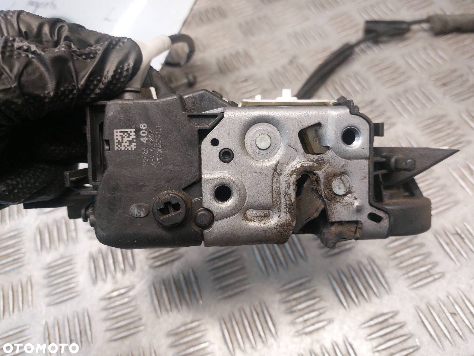 ZAMEK DRZWI LEWY PRZÓD KLAMKI CITROEN BERLINGO II 828406 1198G4 303965 - 3