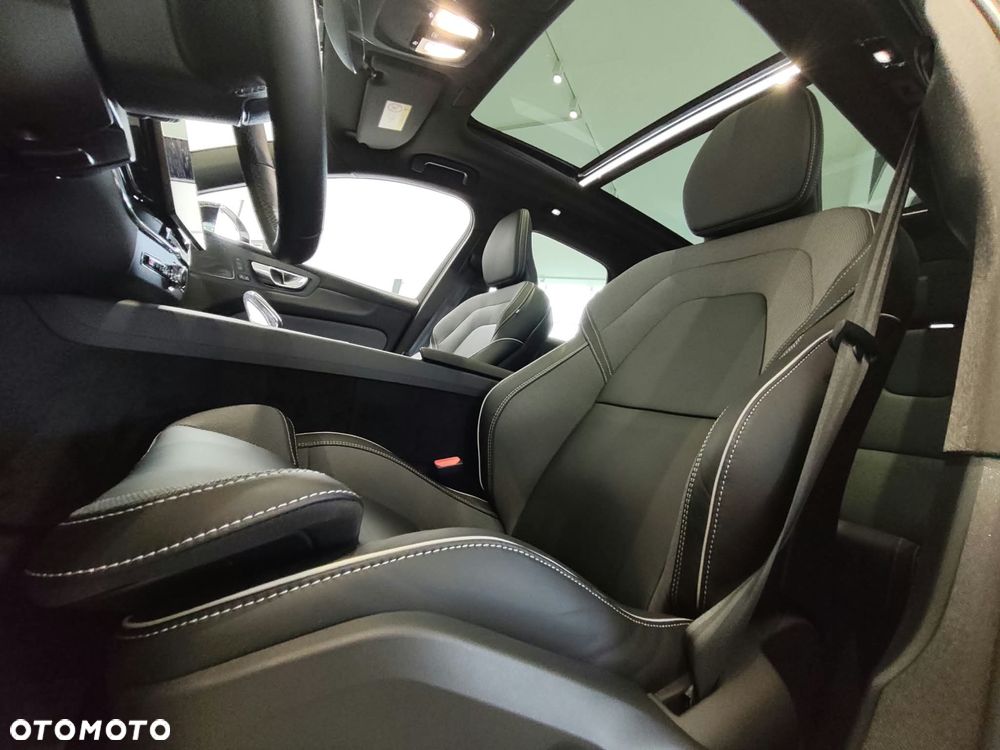 Volvo XC 60 T6 Plug-In Hybrid AWD Ultra Dark - 24