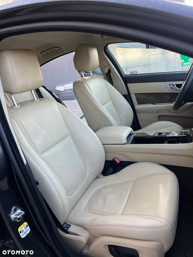 Jaguar XF 2.2 D Luxury - 8
