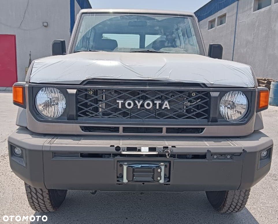 Toyota Land Cruiser - 37