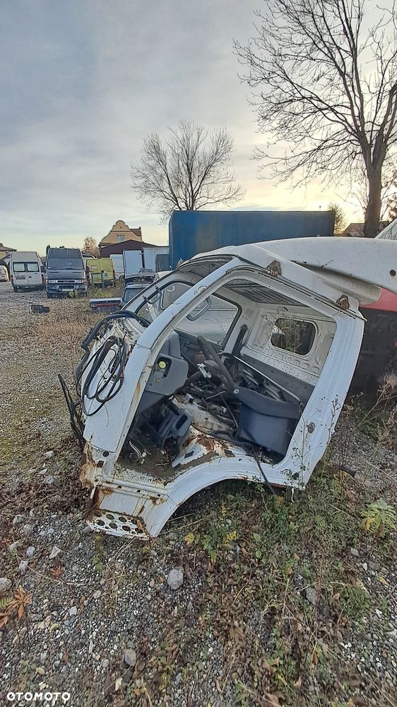 NISSAN CABSTAR kabina mozna na cwiartki