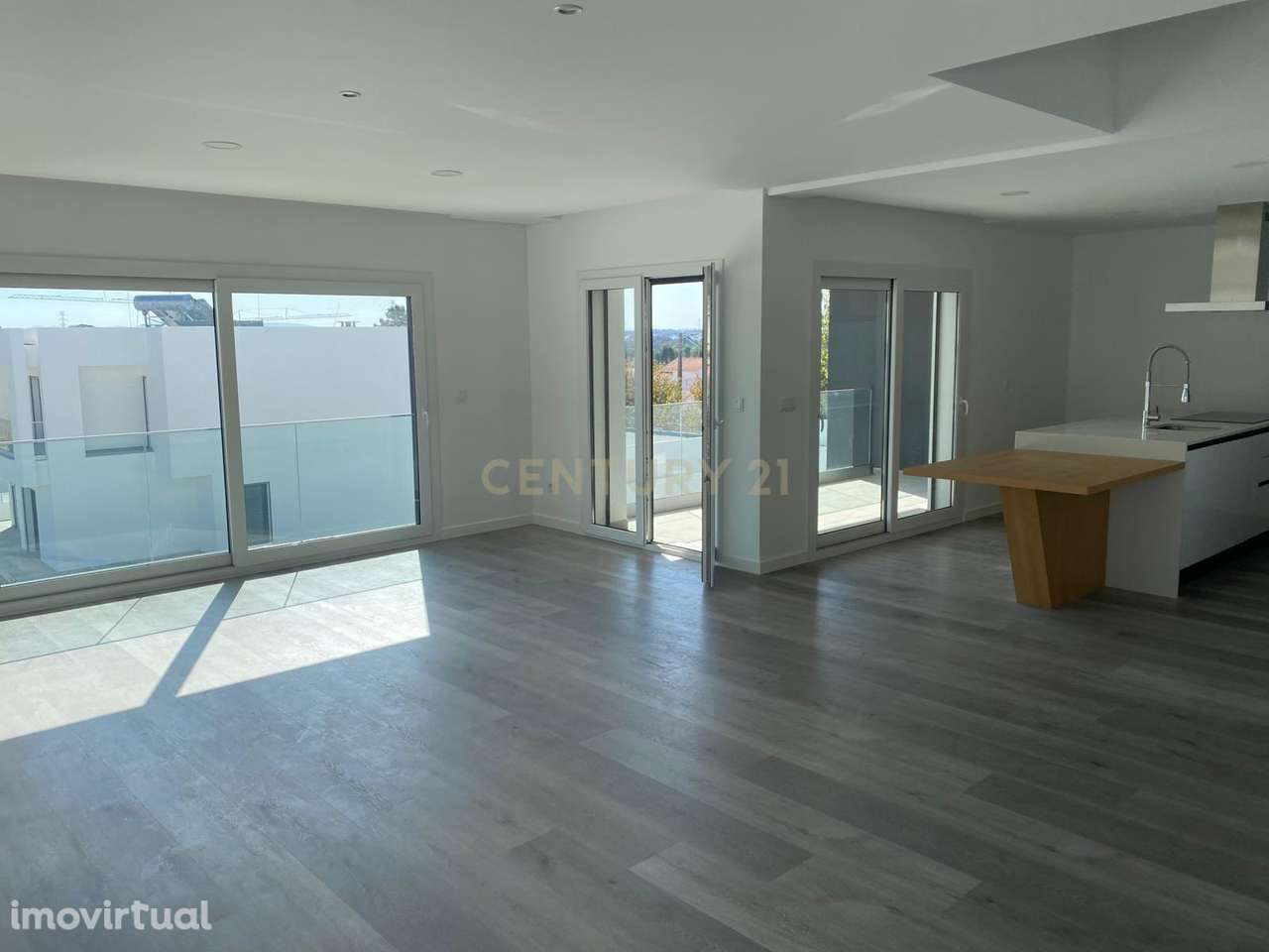 Moradia Nova Isolada em Corroios - 5 divisões 3 Quartos e 3 Casas de B - Grande imagem: 4/9