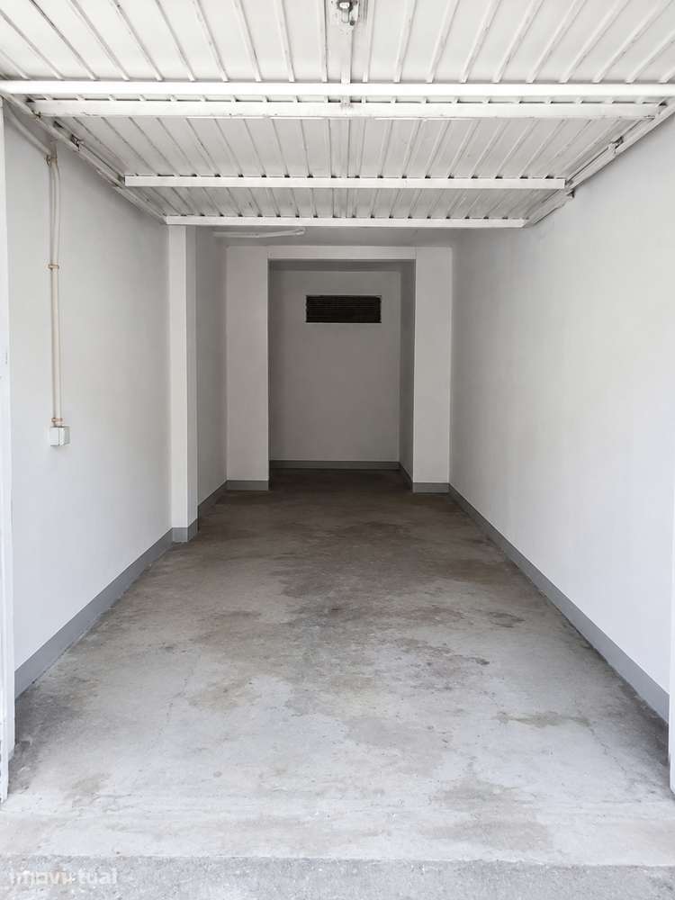 Garagem Fechada para 2 Carros | 36 m² | WC Privativo - Grande imagem: 2/4
