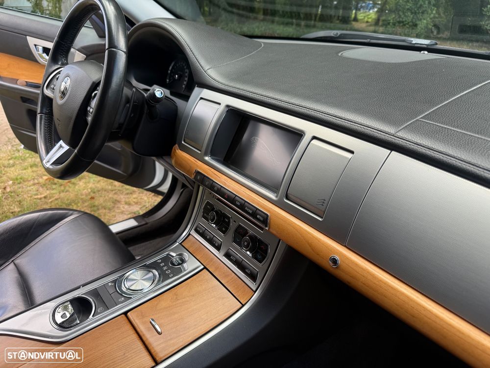 Jaguar XF Sportbrake 2.2 D Luxury - 33