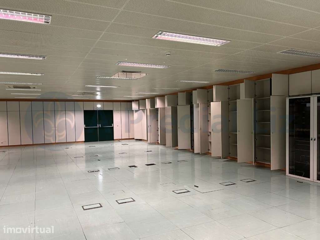 Conjunto de 2 Armazéns Interligados com Potencial para Data Center ... - Grande imagem: 4/11