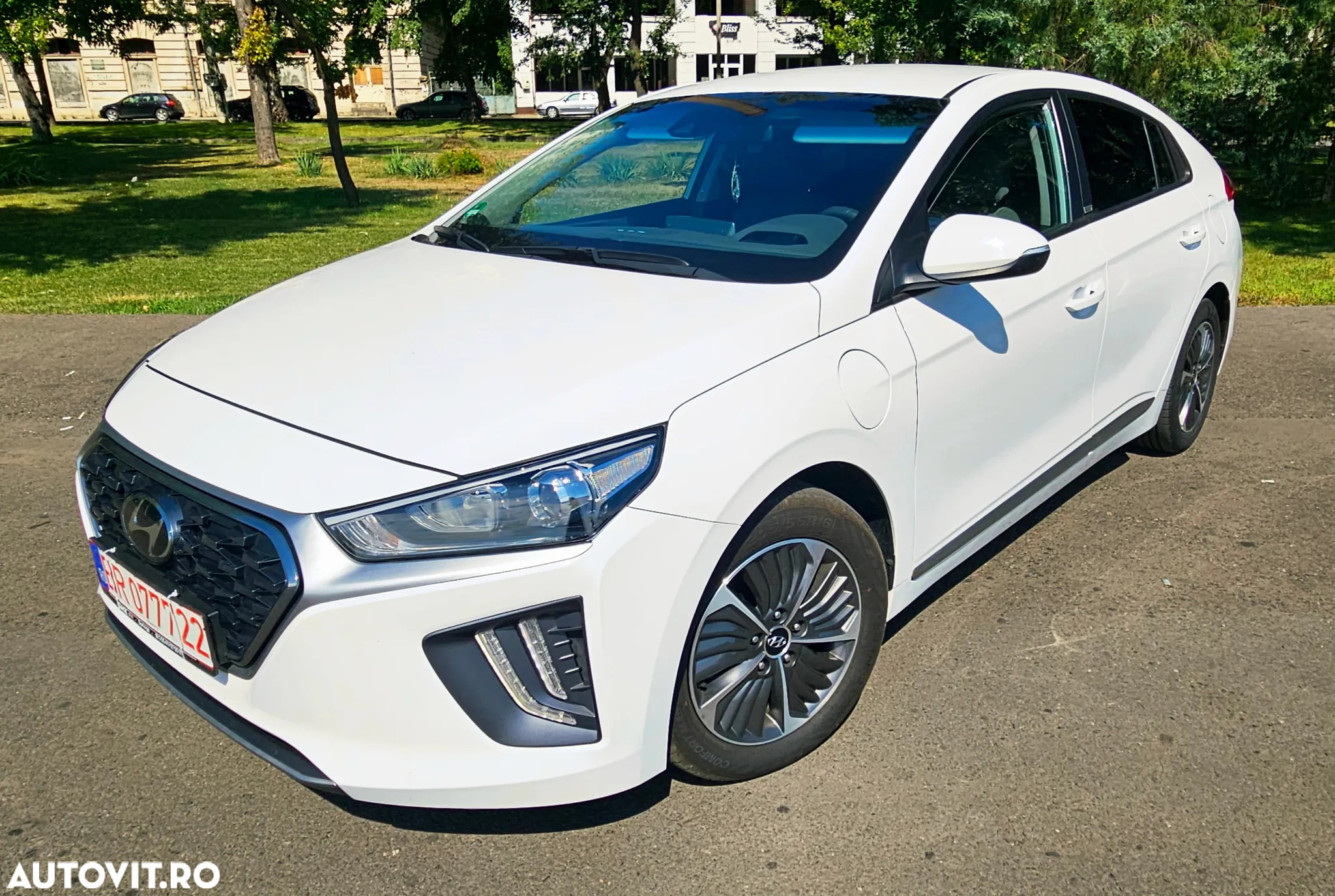 Hyundai IONIQ - 3