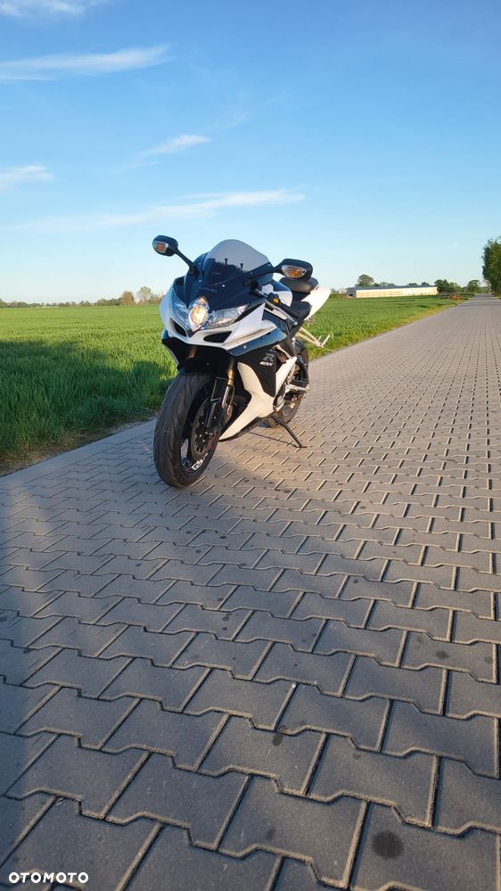 Suzuki GSR - 6