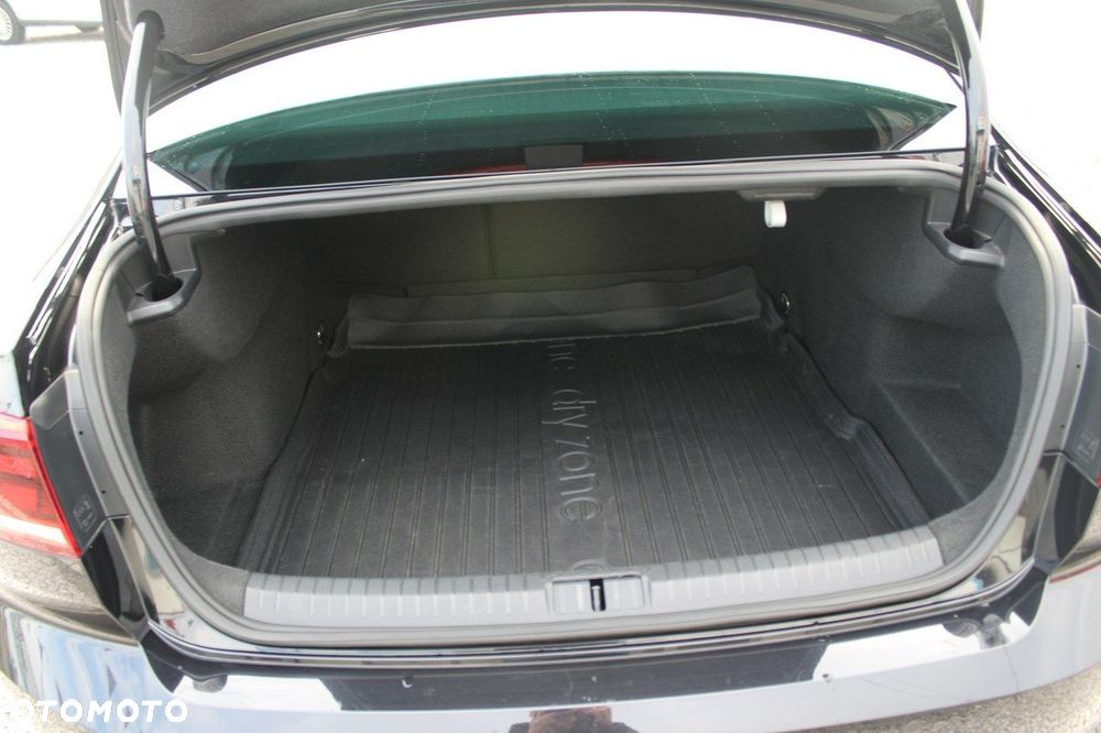 Volkswagen Passat - 12