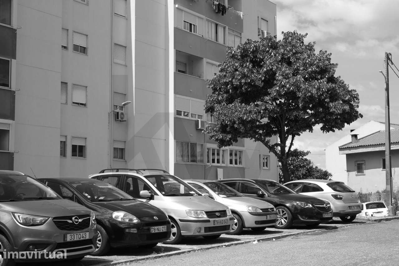 Loja transformada em garagem / armazém com 84m2 na Damaia de Cima - Grande imagem: 5/14