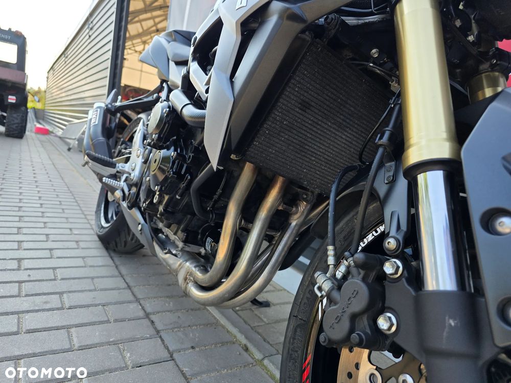 Suzuki GSR - 32