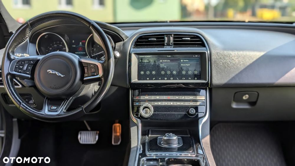 Jaguar XE 2.0 T R-Sport - 15