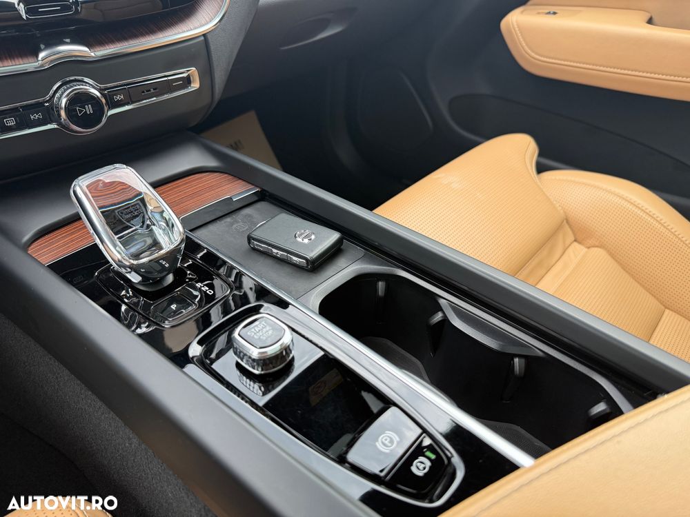Volvo XC 60 T8 AWD Plus Dark - 23