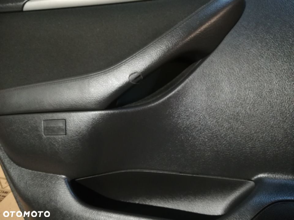 Boczki Toyota Avensis T 25 lift kombi - 4