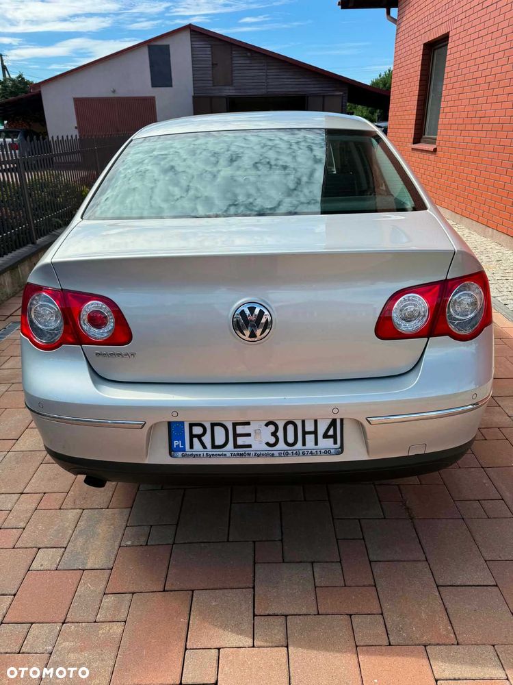 Volkswagen Passat - 1
