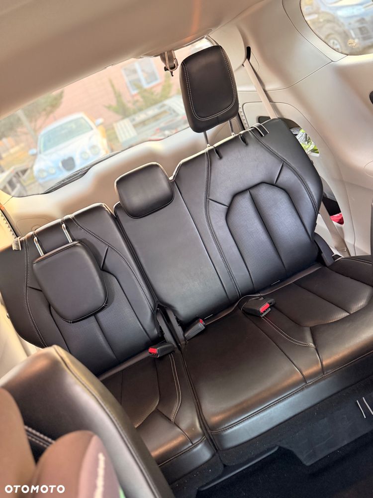 Chrysler Pacifica - 23