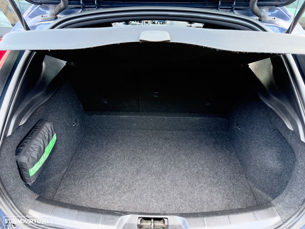 Volvo V40 D2 R Design - 36