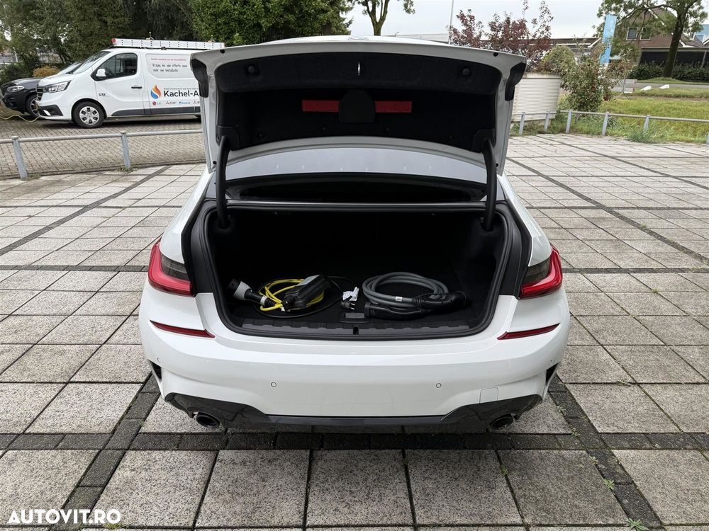 BMW Seria 3 320e AT PHEV - 37
