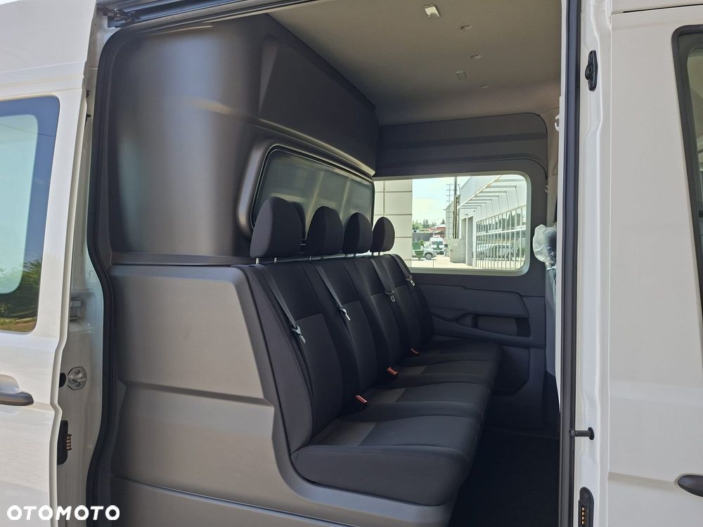 Volkswagen Crafter 35 Furgon z wysokim dachem 7 osobowy, silnik: 2,0 l EURO VI 163 KM / skrzynia biegów: Przedni napęd manualna 6-biegowa rozstaw osi: 4490 mm - 24