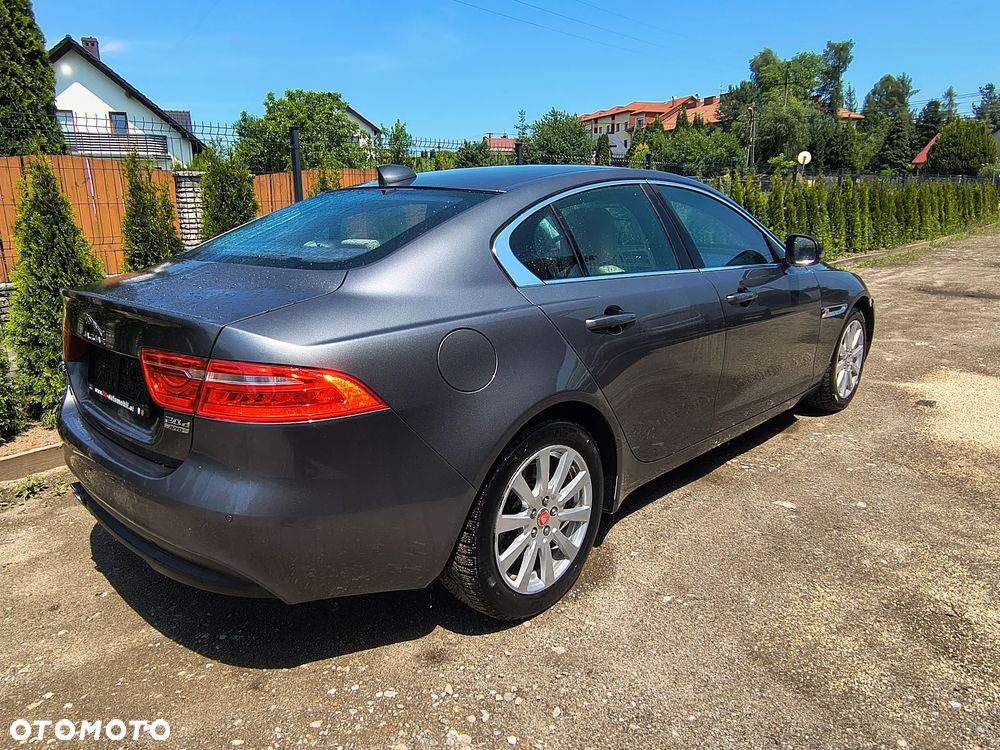 Jaguar XE 2.0 D AWD Prestige - 10