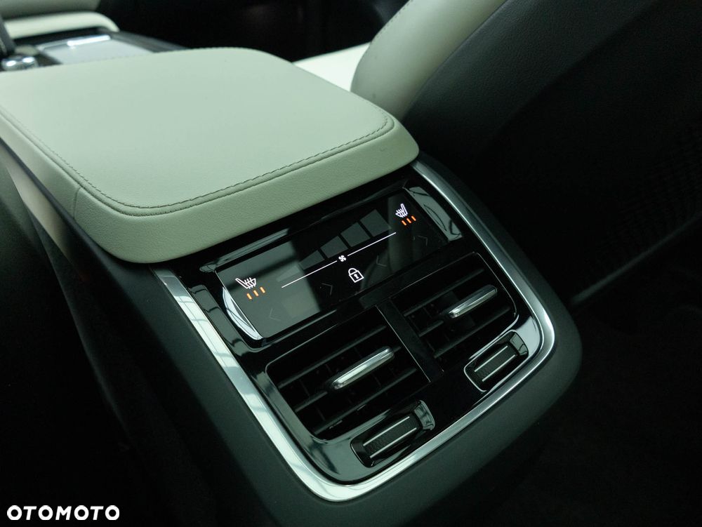 Volvo XC 90 B5 D AWD Ultimate Dark - 32