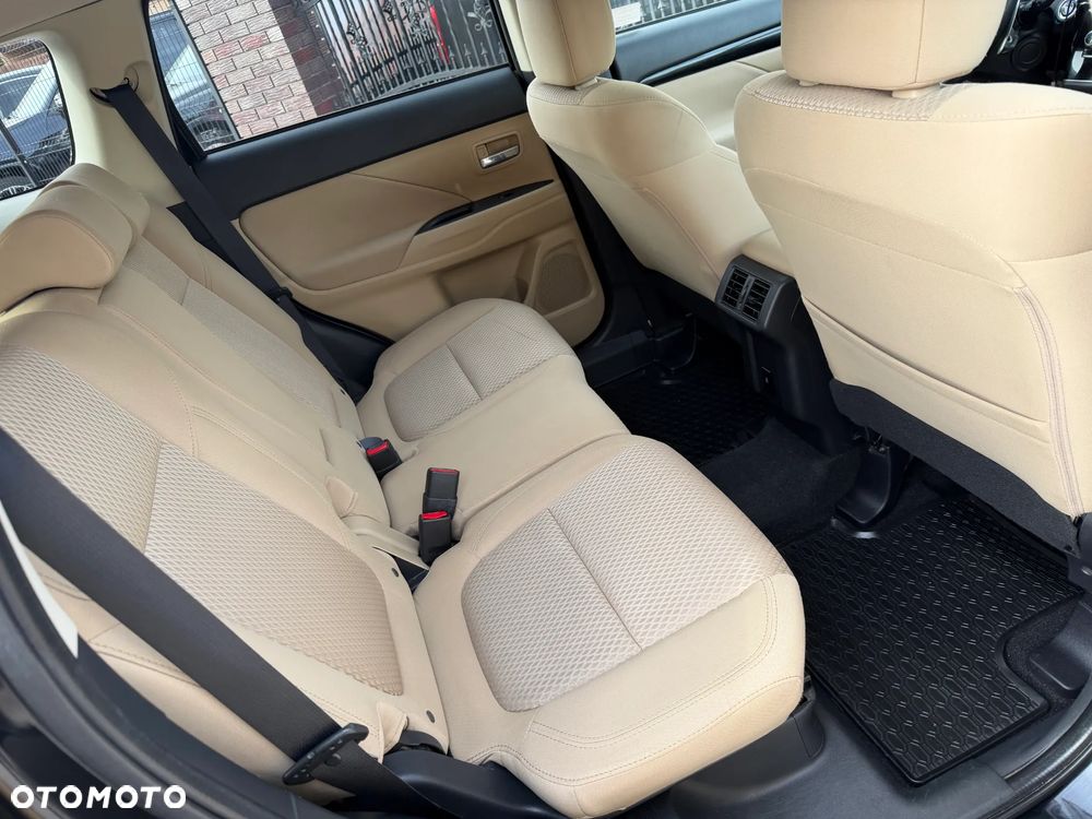 Mitsubishi Outlander 2.0 Intense + Navi 4WD CVT - 31