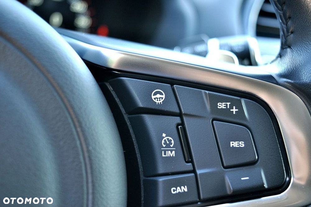 Jaguar F-Pace 2.0 i4D AWD R-Sport - 29