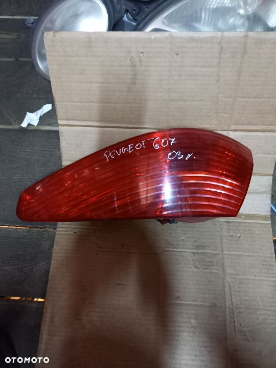 Peugeot 607 lift lampa prawa tylna 04r