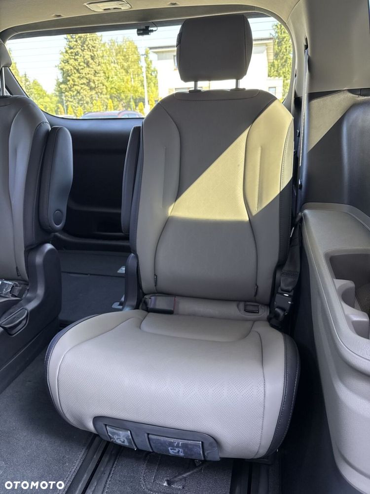 Kia Carnival - 35