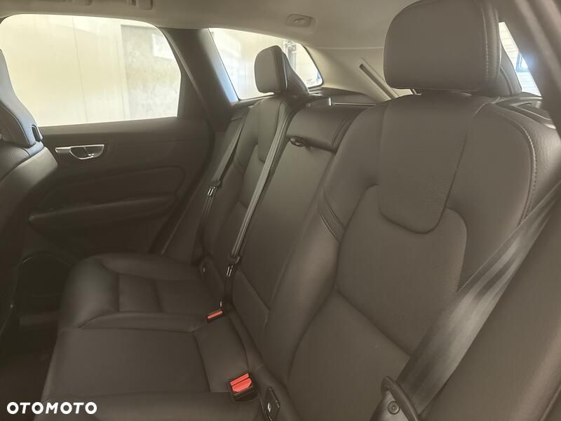 Volvo XC 60 B4 D AWD Plus Dark - 21